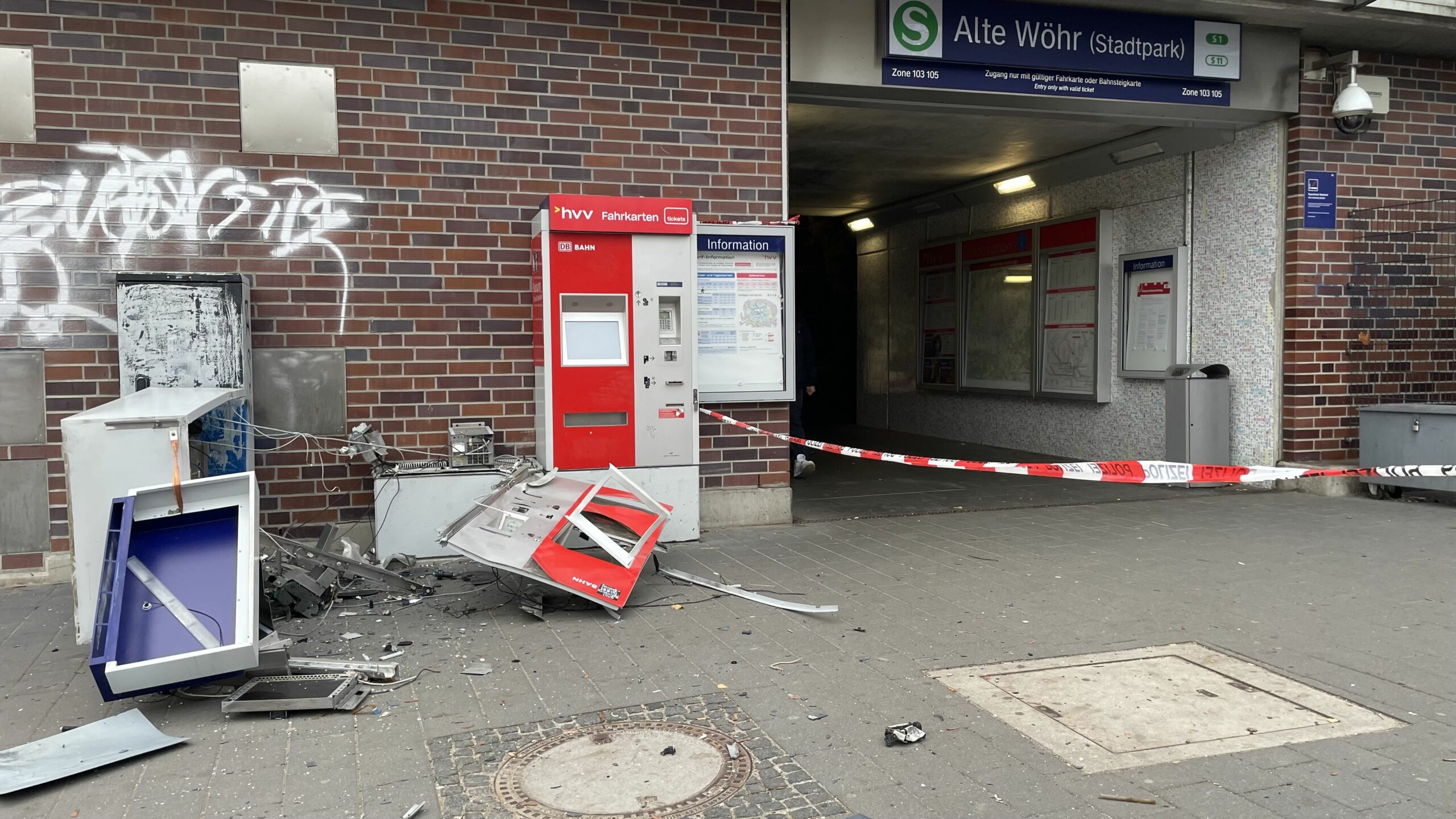 Der explodierte Ticketautomat bei der S-Bahn-Station „Alte Wöhr“
