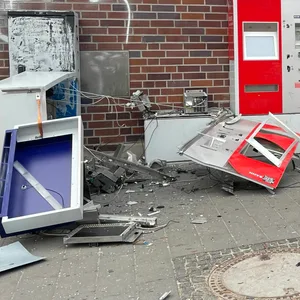 Der explodierte Ticketautomat bei der S-Bahn-Station „Alte Wöhr“