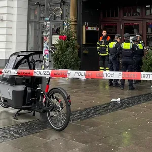 Polizeikräfte vor dem „Schmidts Tivoli“.