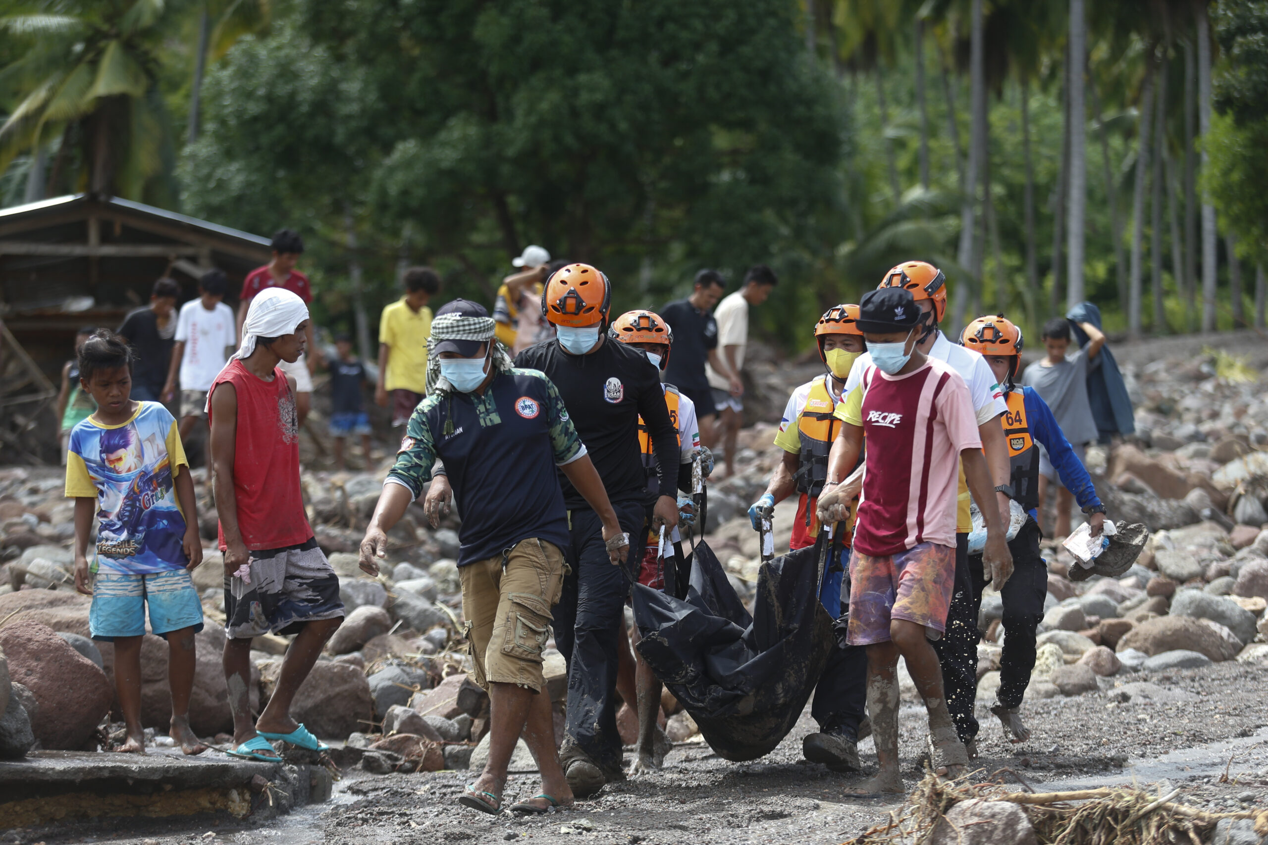 Rettungskräfte tragen eine Leiche, die sie nach dem Tropensturm „Nalgae“ im Süden der Philippinen geborgen haben.