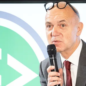 Bernd Neuendorf spricht in ein Mikrofon.