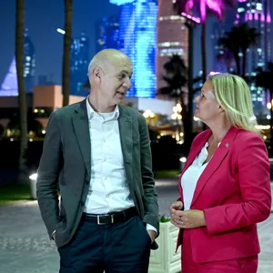 Bernd Neuendorf und Nancy Faeser vor der Skyline von Doah