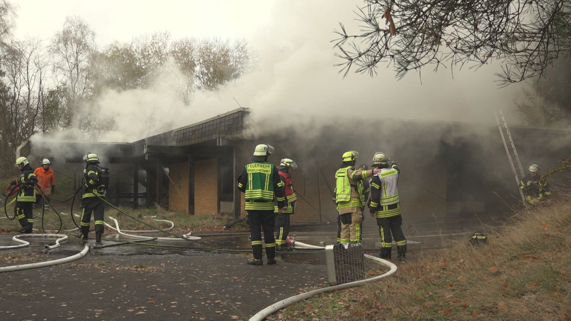 Feuerwehrleute auf dem Kasernengelände in Cuxhaven-Altenwalde, wo am Sonntag ein Brand ausgebrochen war.