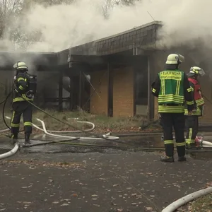 Feuerwehrleute auf dem Kasernengelände in Cuxhaven-Altenwalde, wo am Sonntag ein Brand ausgebrochen war.