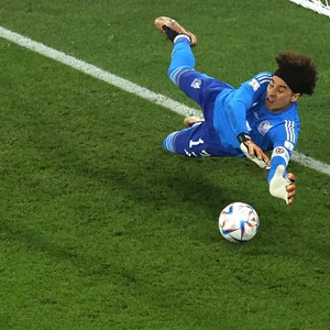 Guillermo Ochoa hält den Elfmeter von Robert Lewandowski.