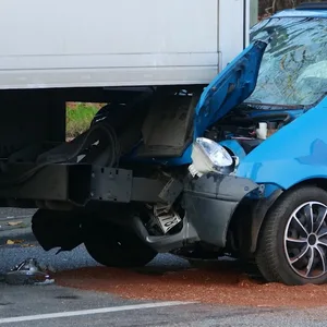 Im Norden: Seniorin fährt unter Lkw - tot