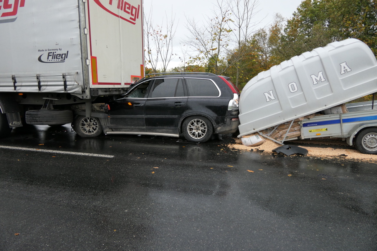 Im Norden: Volvo gerät unter Lkw – drei Personen zum Teil schwer verletzt