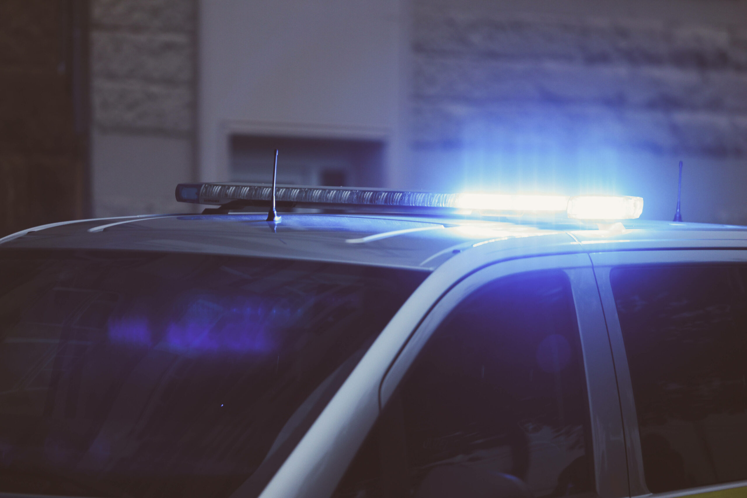 Ein Polizeiwagen mit Blaulicht (Symbolfoto)