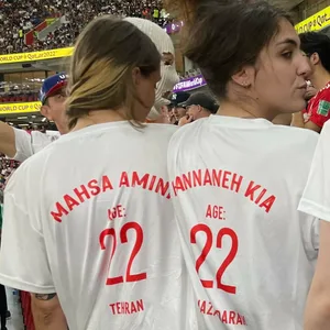 Pussy Rio trägt Protest-Shirts auf der Tribüne.