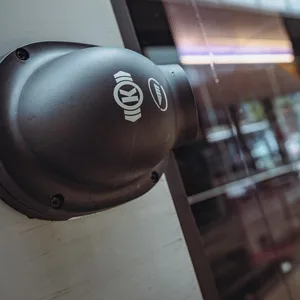 Der Abbiegeassistent am hinteren Teil des Busses registriert per Sensoren Fußgänger und Radfahrer.