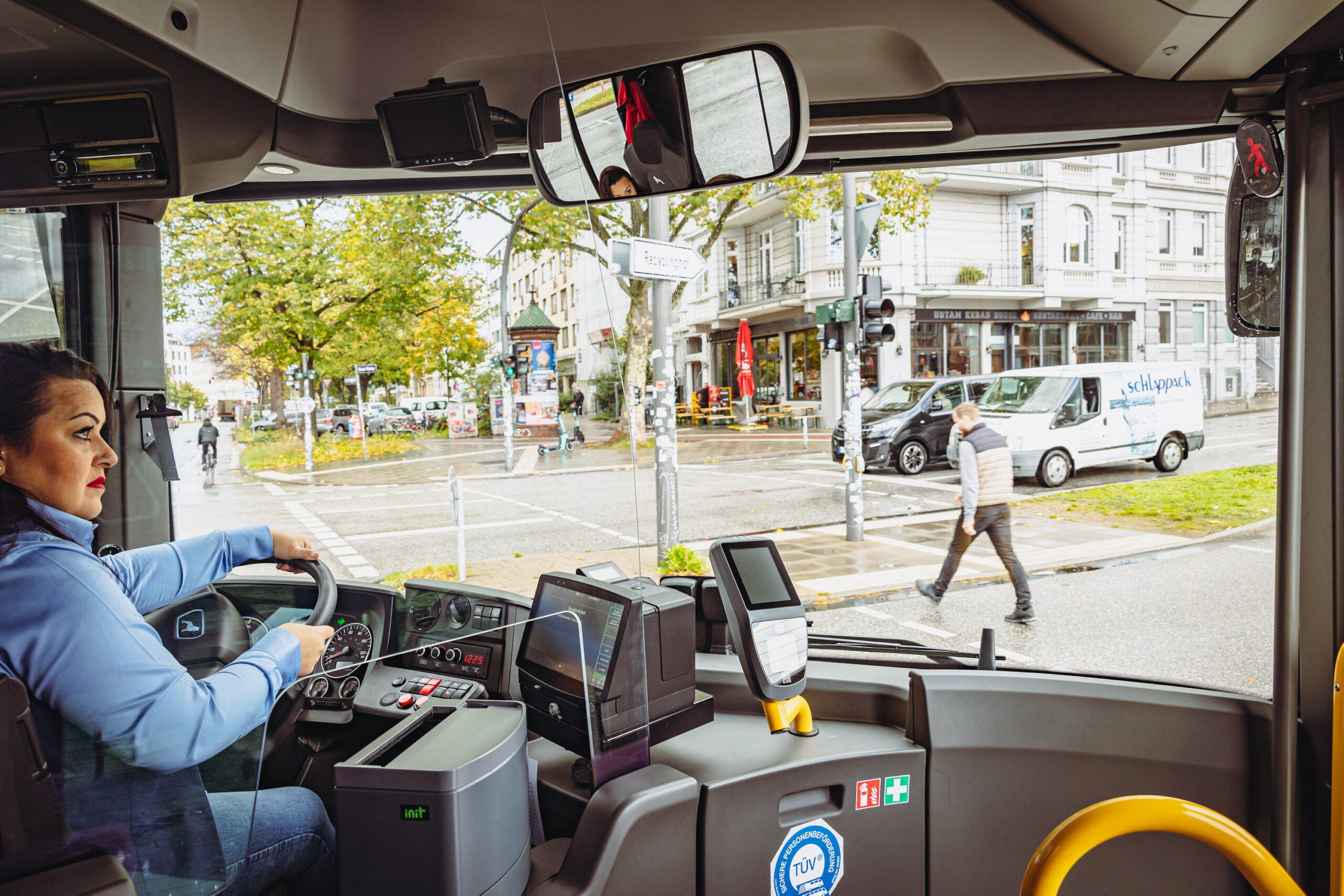 Busfahrerin Serap Sönmez (45) wird ab jetzt von der künstlichen Intelligenz des Abbiegeassistenten unterstützt.
