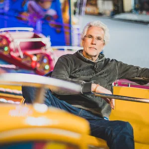 Der Schausteller Manfred Ohlrogge (61) sitzt in seinem Musikexpress „Action“.