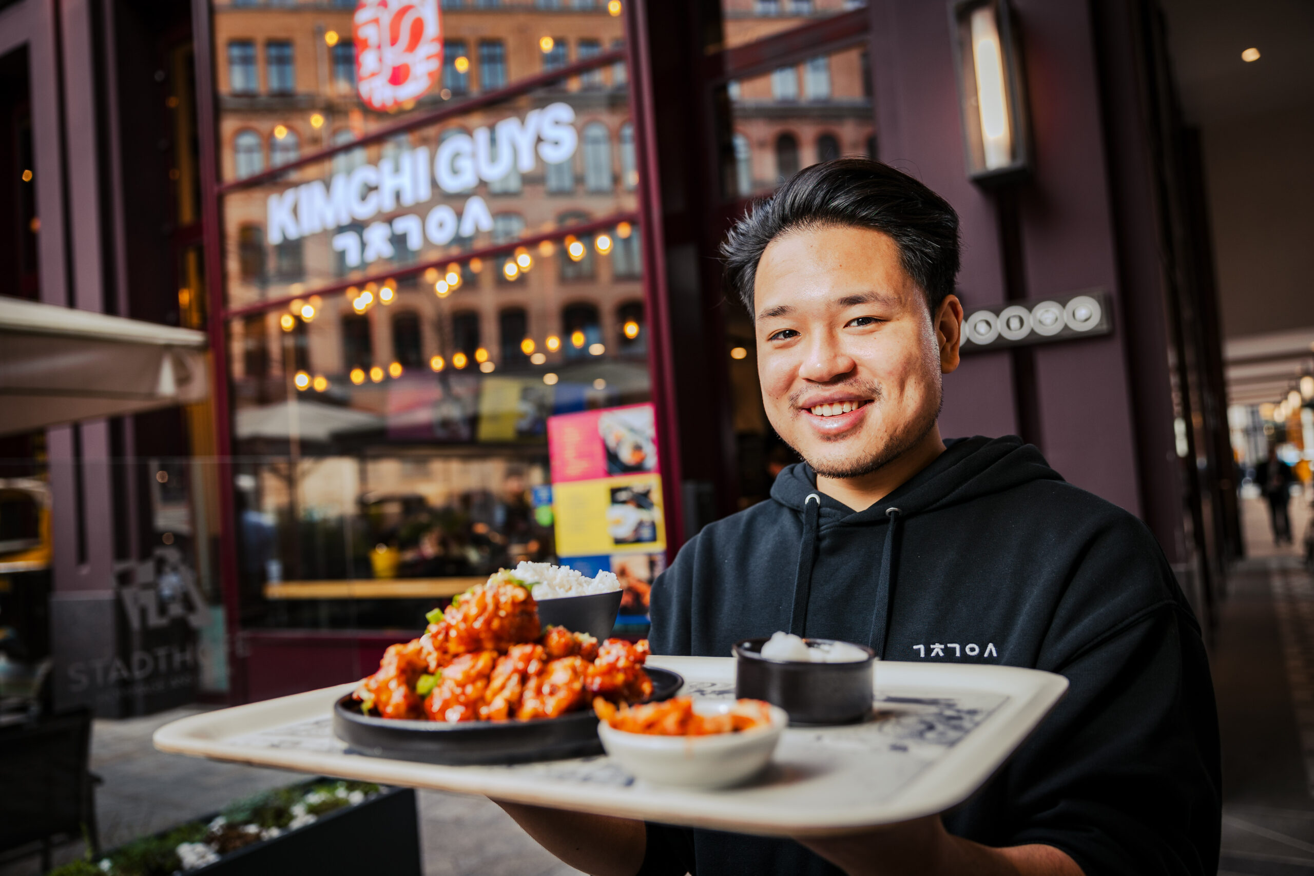 Cuong Cao (26) ist der Restaurantleiter des „Kimchi Guys“ – hier mit dem Gericht „Yangnyeom Chikin“.
