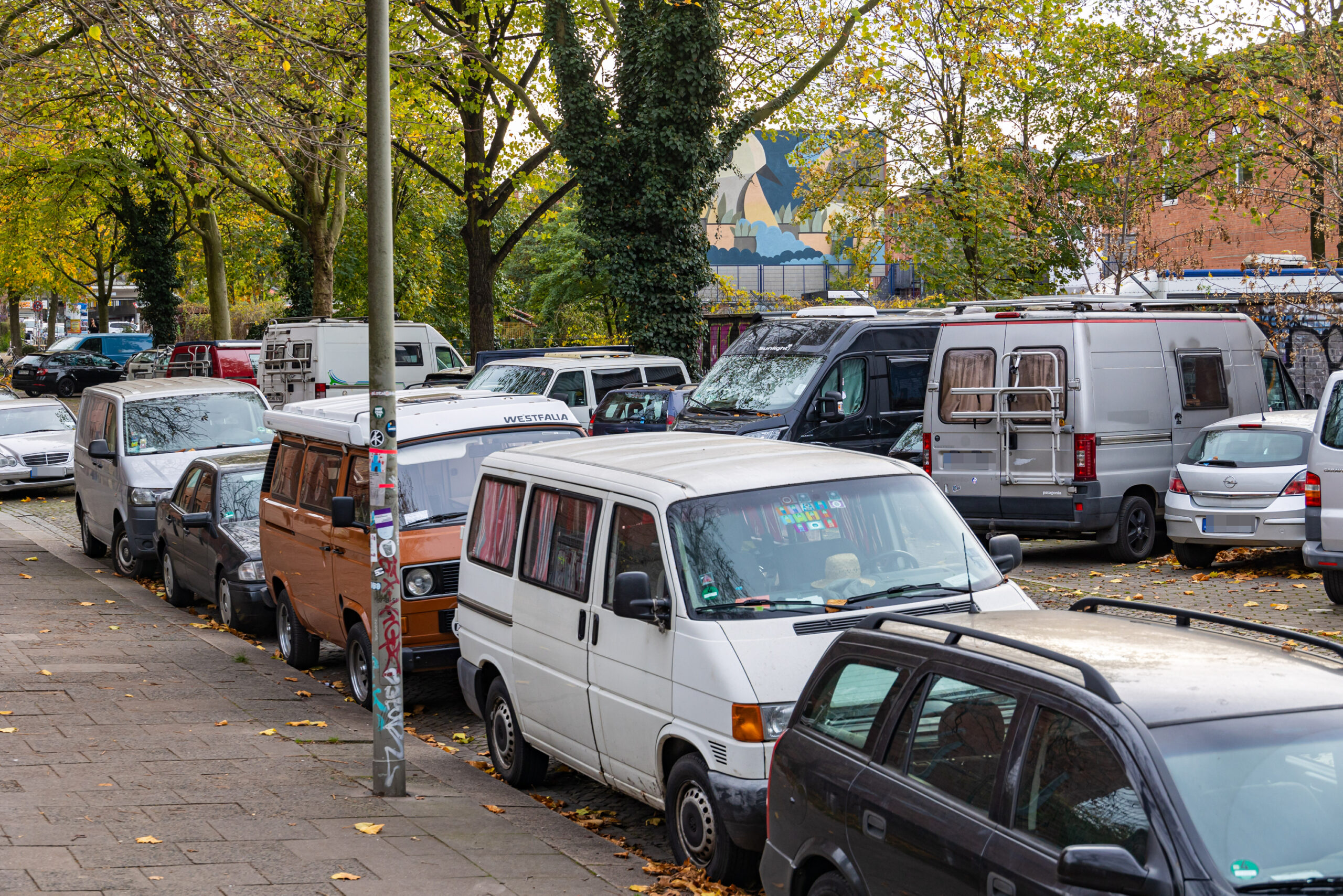 In der Laeiszstraße auf St. Pauli parken immer mehr Camper.