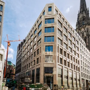 Dieser Neubau steht an der neuen Bohnenstraße. Im Hintergrund die Nikolaikirche.