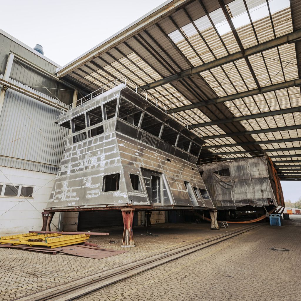 Einzelteile einer nie fertig gestellten Fähre auf dem Sietas-Werftgelände