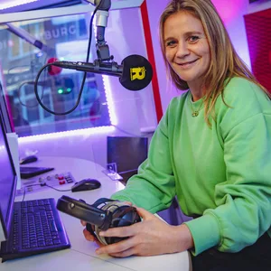 Jacqueline „Jacky“ Kovacevic sitzt hinter dem Mikrofon bei „Radio Hamburg“.