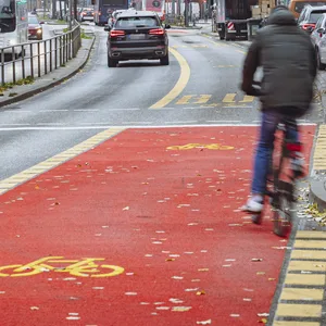 Der neue Pop-Up-Radweg auf der Reeperbahn ist da – und wie finden ihn die Radler vor Ort?