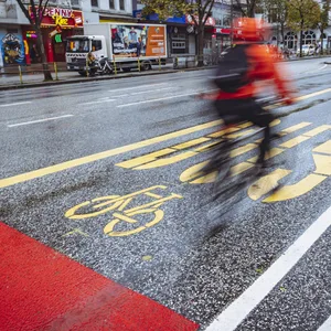 Seit knapp einem Jahr gibt es auf der Reeperbahn den Radweg Richtung City. Jetzt soll auch auf der anderen Seite einer eingerichtet werden.