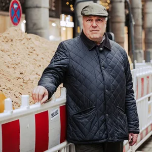 Hoteldirektor Niklaus Kaiser von Rosenburg steht vor dem Baustellenlager für den Jungfernstieg – mitten in den Colonnaden.