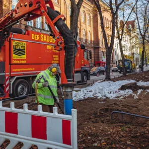 Auf dem Mittelstreifen der Max-Brauer-Allee wurden Parkplätze entfernt.