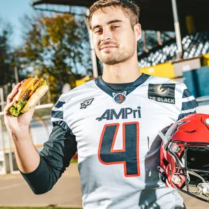 Sea Devils-Quarterback Moritz Maack (25) liebt Burger. „Ich esse sie bestimmt drei Mal im Monat“, sagt er.