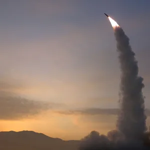 Dieses von der staatlichen nordkoreanischen Nachrichtenagentur KCNA zur Verfügung gestellte Foto zeigt den Test einer ballistischen Rakete zwischen Ende September und Anfang Oktober 2022.