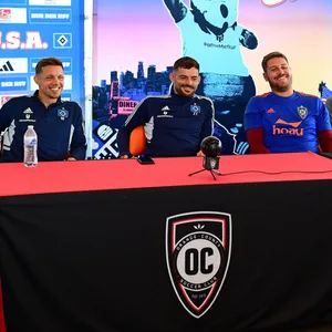 Tim Leibold, Patrick Rakovsky und Co. bei der Pressekonferenz in den USA.