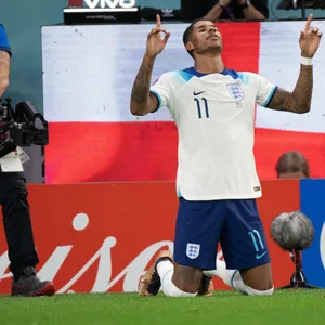 Rashford zeigt auf den Knien in den Himmel.