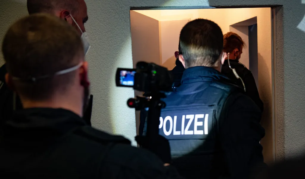 Gestern Morgen durchsuchten Polizisten die Wohnung eines Mannes in Eidelstedt. Der 32-Jährige wurde festgenommen (Symbolbild).
