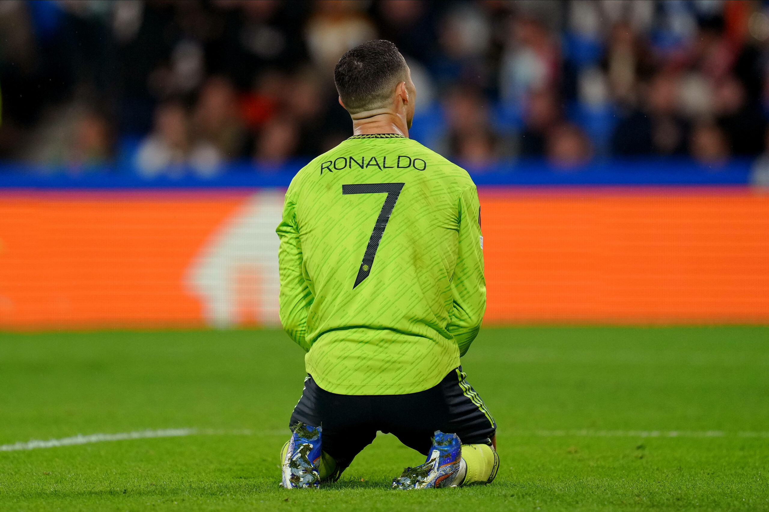 Cristiano Ronaldo kniet auf dem Boden
