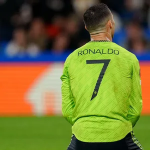 Cristiano Ronaldo kniet auf dem Boden