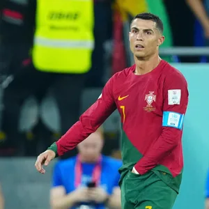 Cristiano Ronaldo packt sich in die Hose.