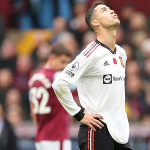 Cristiano Ronaldo schaut beim Spiel gegen Aston Villa in den Himmel.