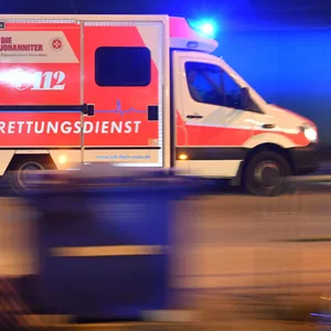 Ein Rettungswagen im Einsatz (Symbolbild)