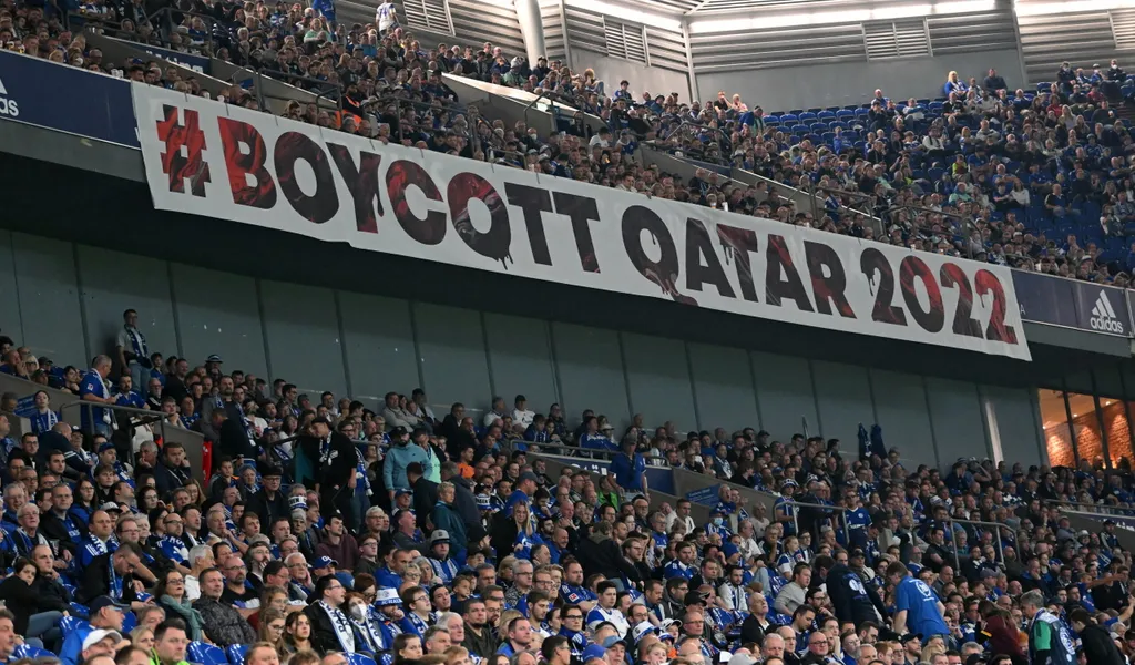 Boycott-Qatar-Banner in der Veltins Arena auf Schalke