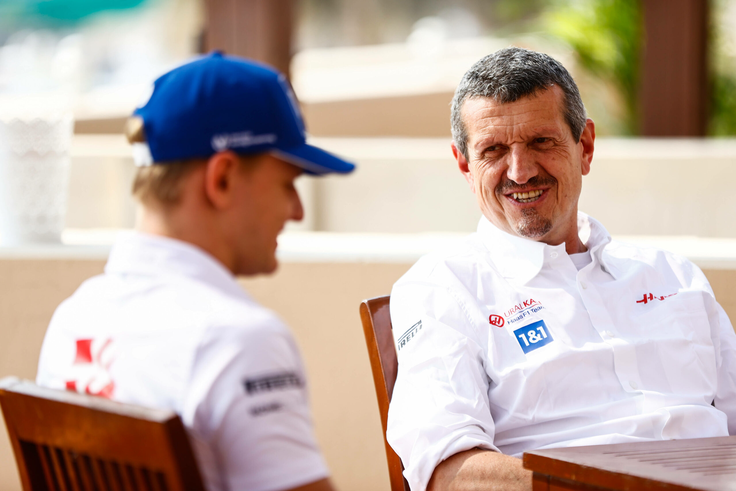 Schumacher und Steiner sitzen zusammen.