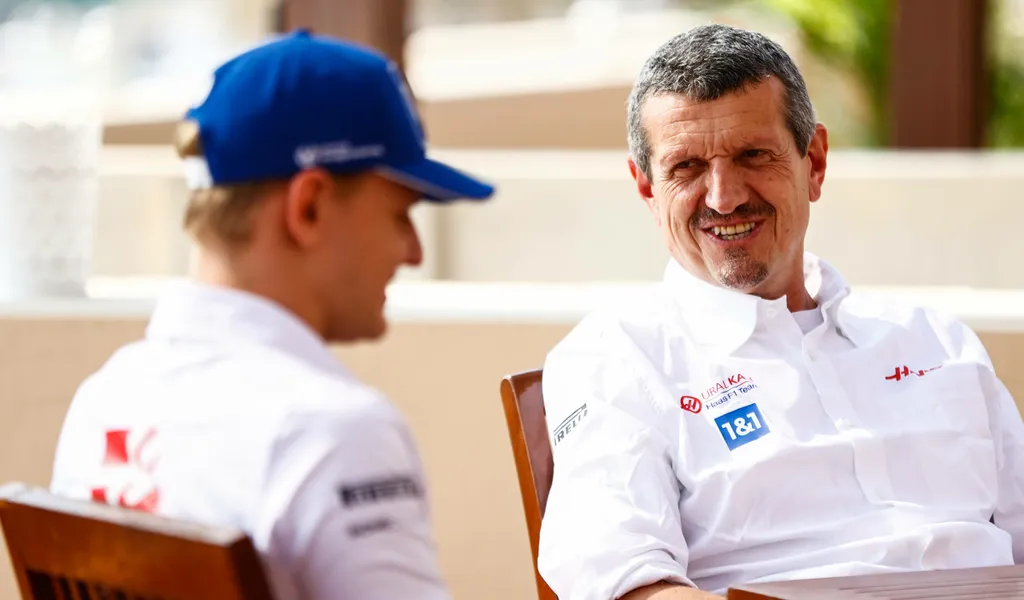 Schumacher und Steiner sitzen zusammen.