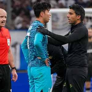 Heung Min Son wird von Team-Ärzten behandelt