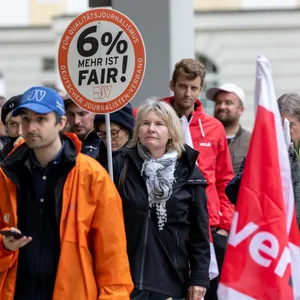Mitarbeiter des Bayrischen Rundfunks auf dem Weg zum Streik