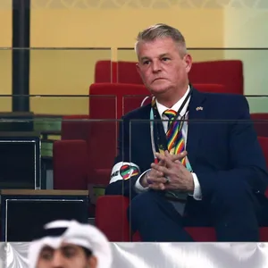 Stuart Andrew sitzt mit „One-Love“ auf der Tribüne.