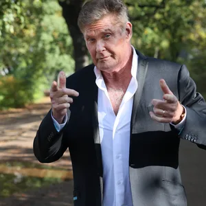 Auch mit über 70 hat der Mann noch die Coolness für sich gepachtet: David Hasselhoff zeigt eine seiner typischen Handgesten.
