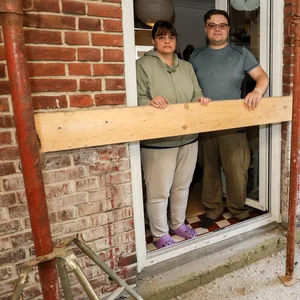 Kathrin Geuder (53) und Sohn Jean (28) stehen an der Küchentür, wo mal ihr Balkon gewesen war.