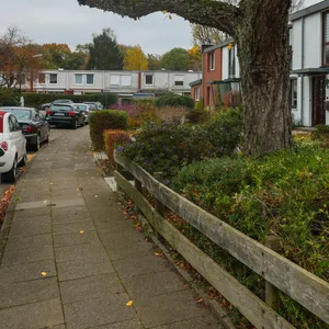 EIne typische Straße in Niendorf mit Reihenhäusern.