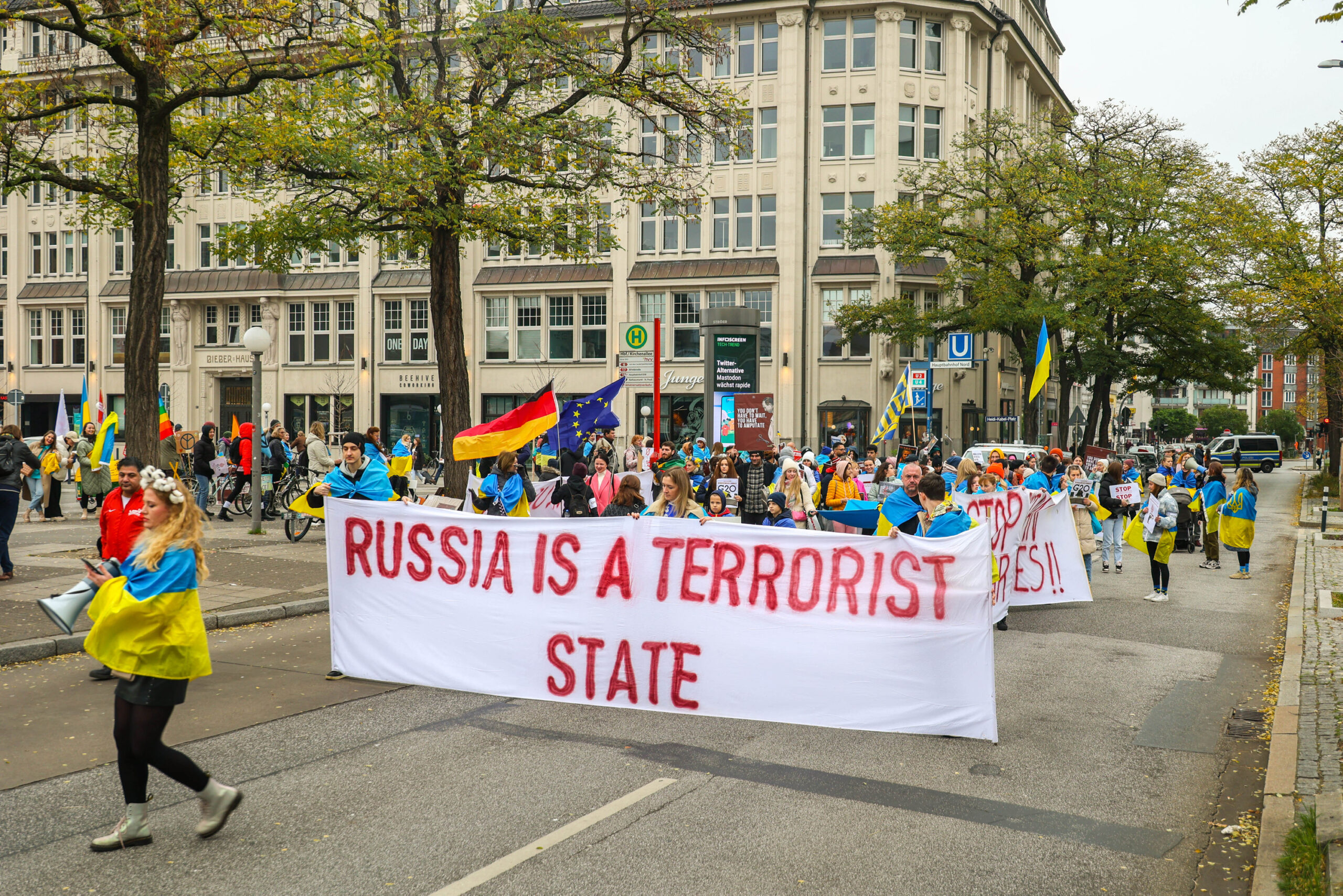 Demonstranten mit Ukraine-Flaggen vor dem Hauptbahnhof