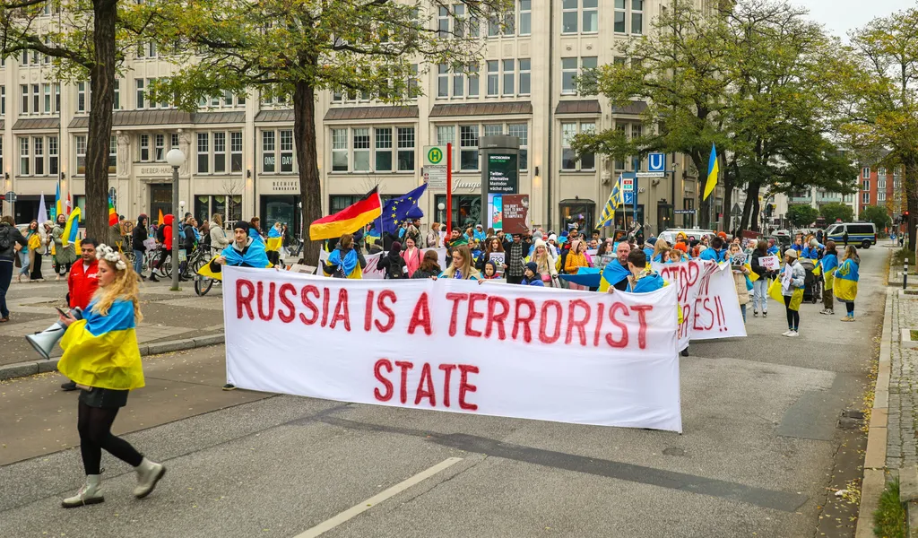 Demonstranten mit Ukraine-Flaggen vor dem Hauptbahnhof