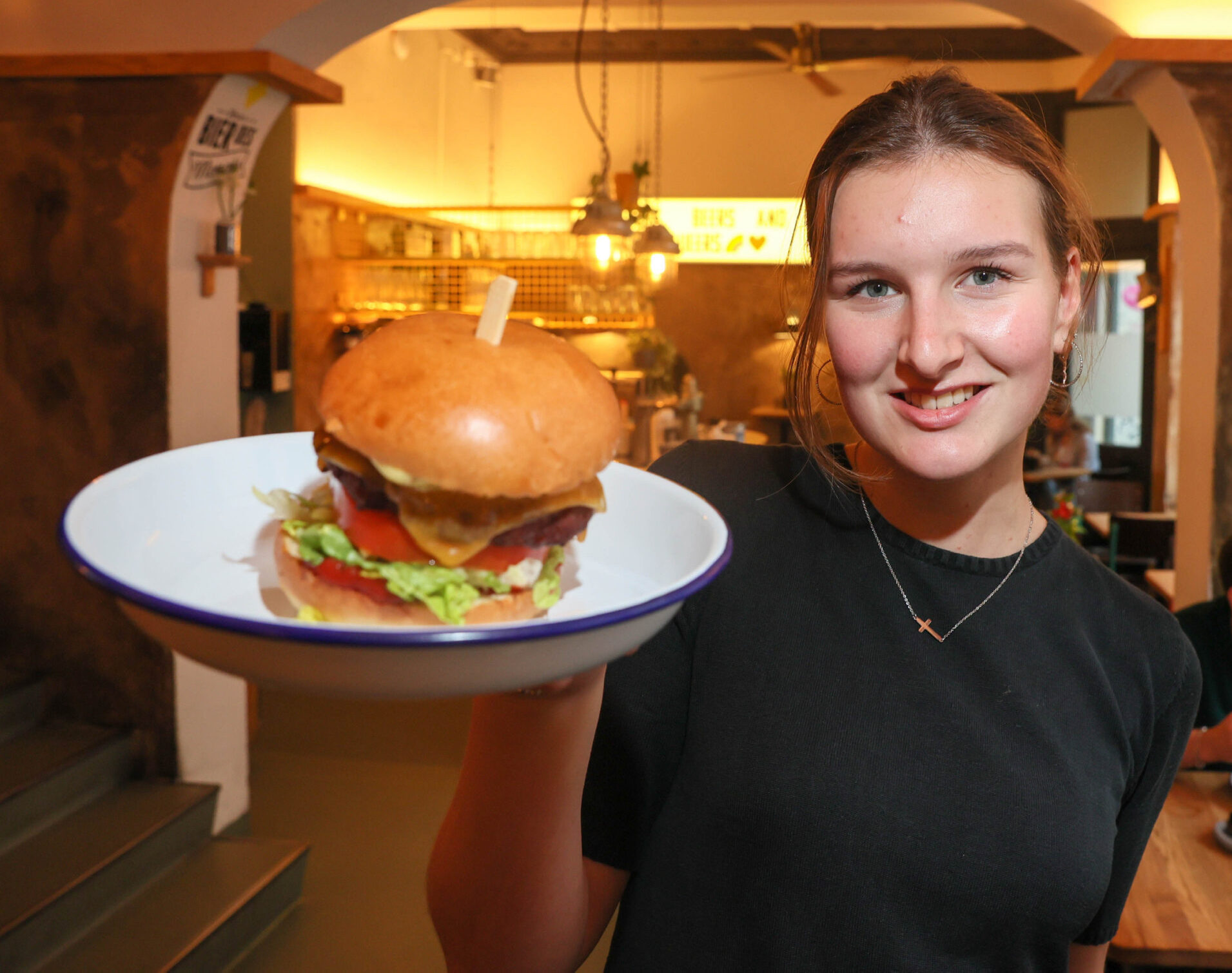Bei „Otto‘s Burger“: Charlotte (20) serviert einen Burger mit Patty auf Erbsen- und Weizenbasis.