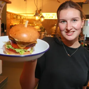 Bei „Otto‘s Burger“: Charlotte (20) serviert einen Burger mit Patty auf Erbsen- und Weizenbasis.