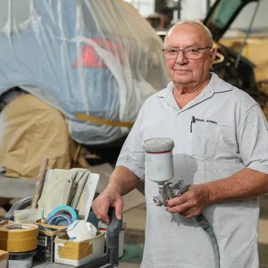Jürgen Pahl, Geschäftsführer einer Autolackiererei, soll den zehnfachen Gaspreis zahlen.