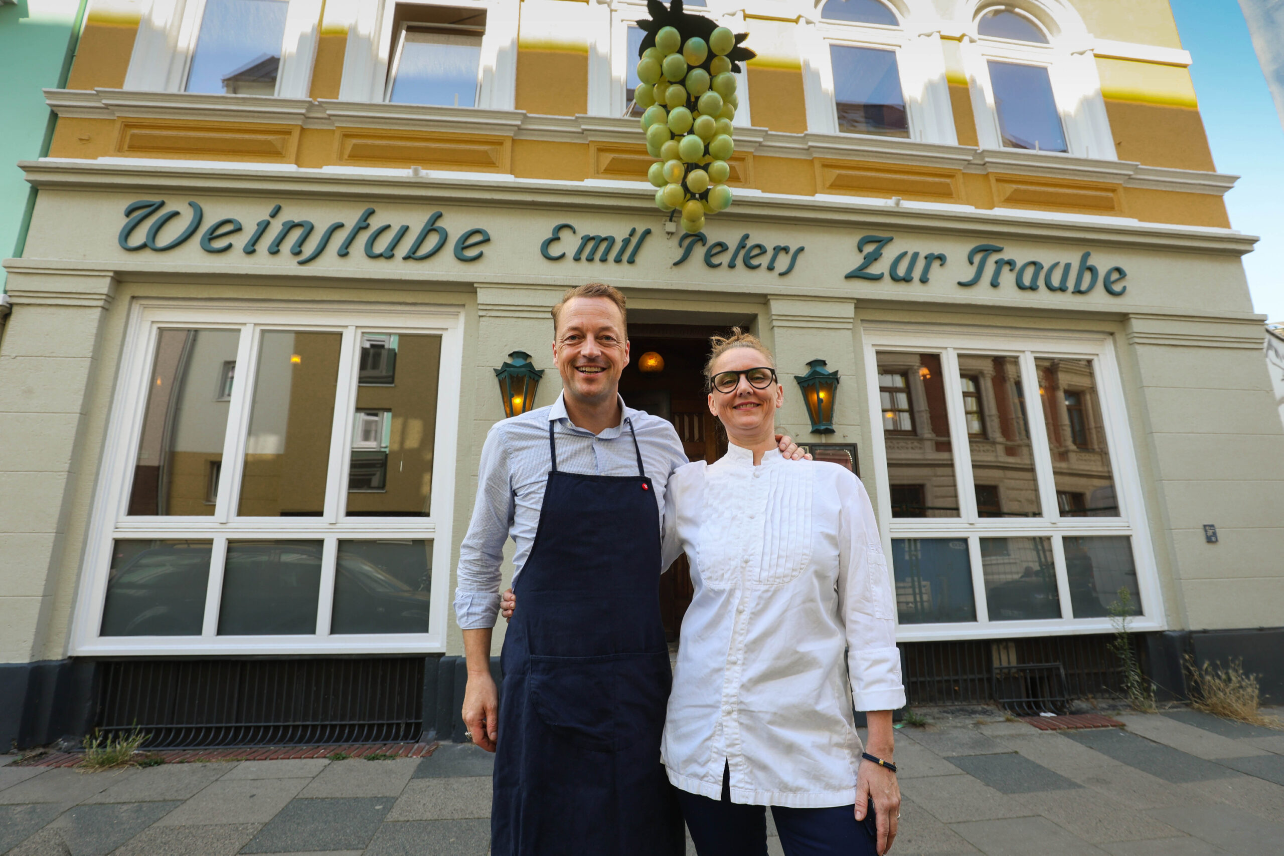 Die neuen Pächter stehen vor dem Weinlokal „Zur Traube“: Sommelier Kristian Haas und Köchin Theres Neuhaus.